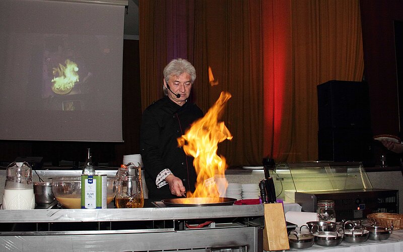 Inko Bode beim Zubereiten von Speisen beim Schaukochen.