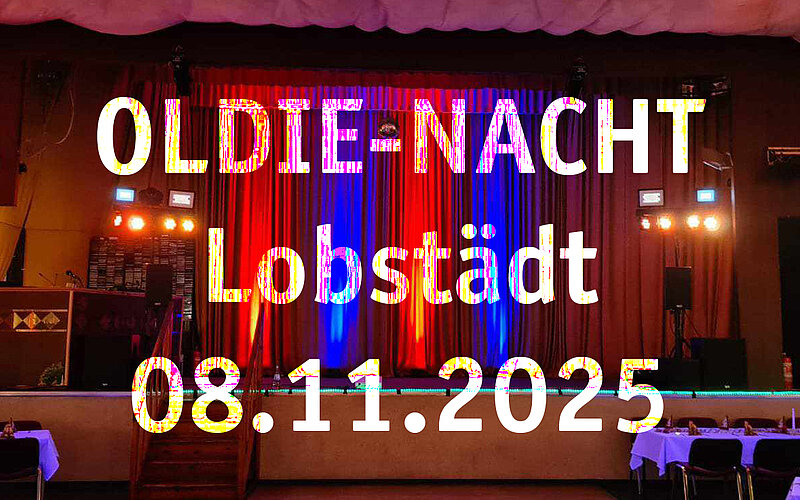 Bühne für eine Oldie-Nacht mit bunten Vorhängen in Rot und Blau. Die Veranstaltung findet am 08.11.2025 in Lobstädt statt. Zudem sind Beleuchtungselemente und eine Theke im Hintergrund zu sehen.