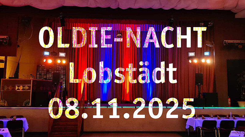 Bühne für eine Oldie-Nacht mit bunten Vorhängen in Rot und Blau. Die Veranstaltung findet am 08.11.2025 in Lobstädt statt. Zudem sind Beleuchtungselemente und eine Theke im Hintergrund zu sehen.