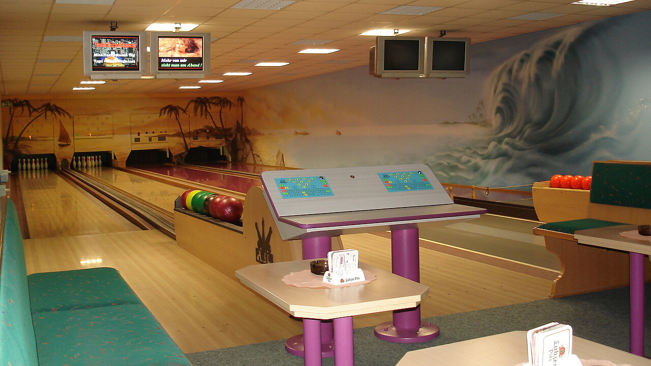 Bowlingbahn mit Sitzmöglichkeit
