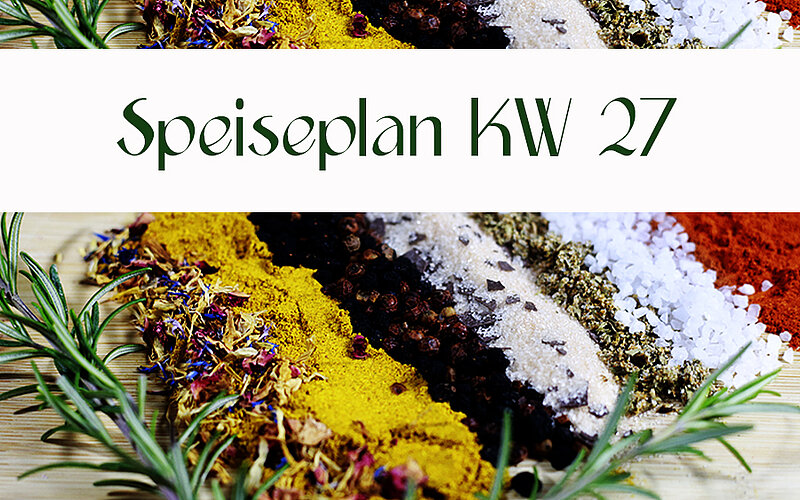 Ein Speiseplan für Kalenderwoche 27 wird dargestellt, umgeben von verschiedenen Gewürzen und Kräutern. Die verschiedenen Farben und Texturen der Gewürze symbolisieren eine abwechslungsreiche und aromatische Küche.